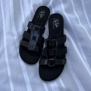 LIFESTRIDE Women’s Talk Z Step Patent Comfort Dress Sandal, Black- Size 9